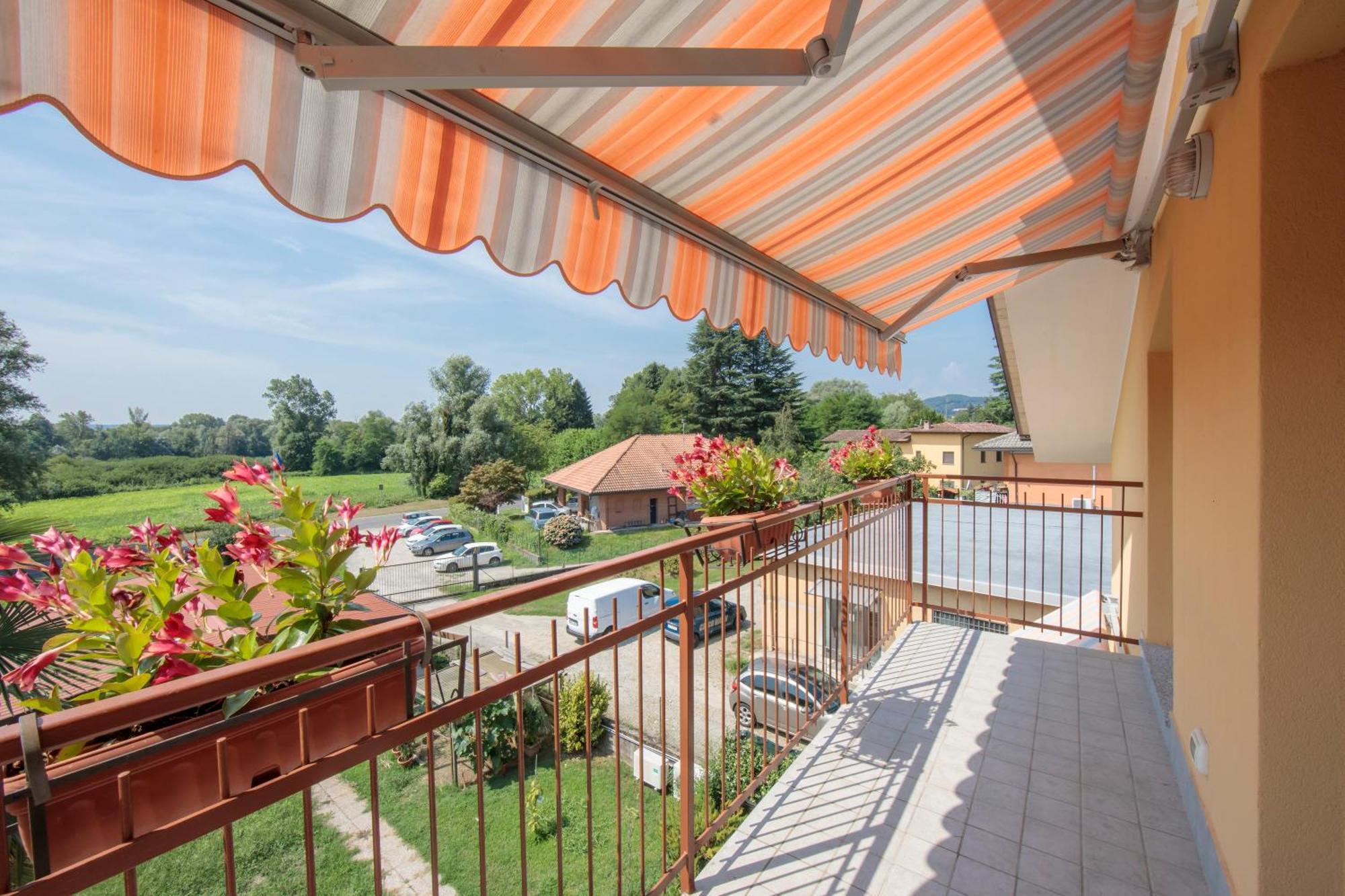 Silver Lake Apartment - Happy Rentals Angera Luaran gambar