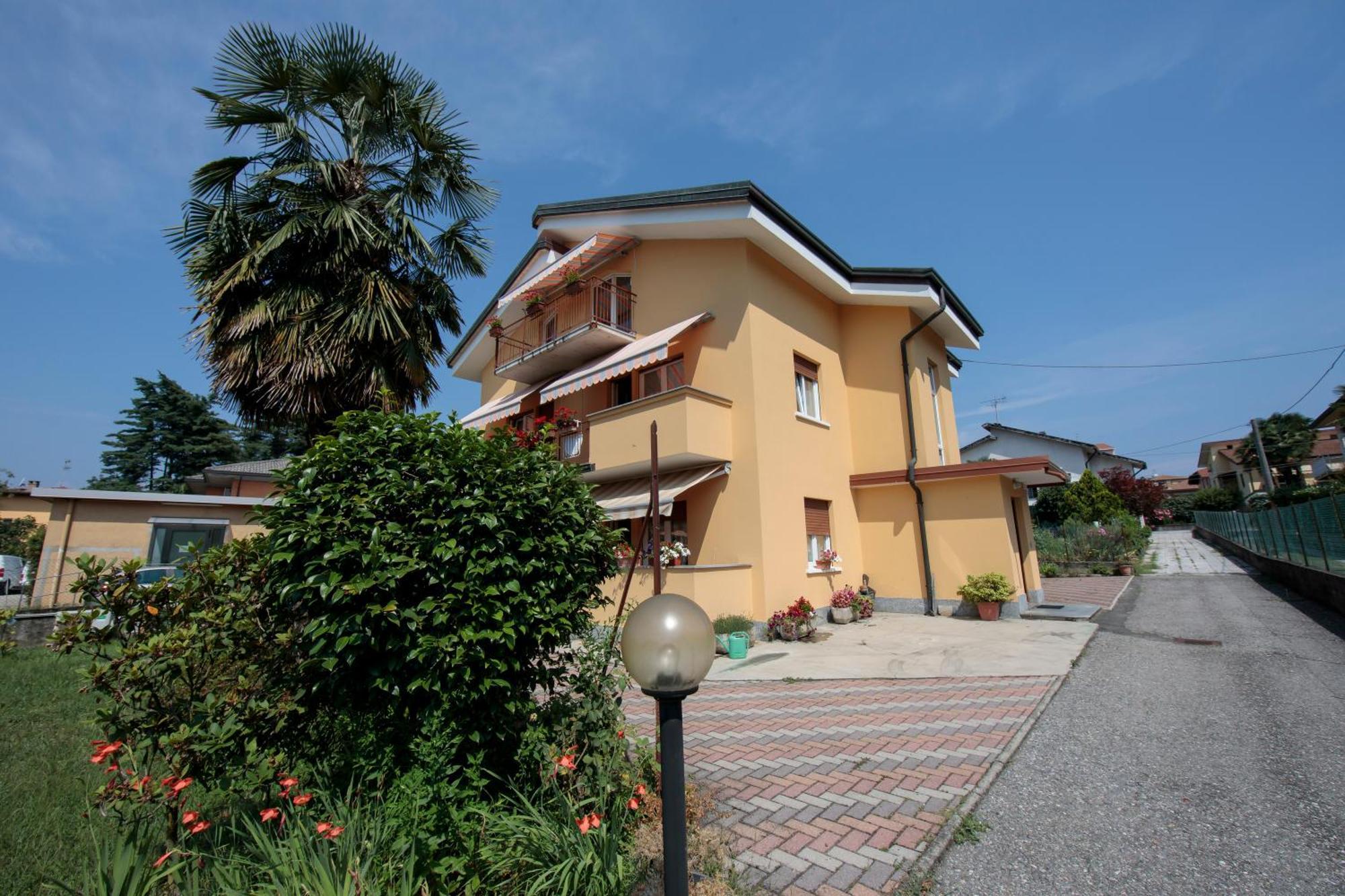 Silver Lake Apartment - Happy Rentals Angera Luaran gambar